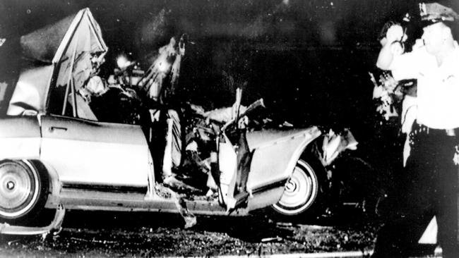 Jayne Mansfield dies in car crash